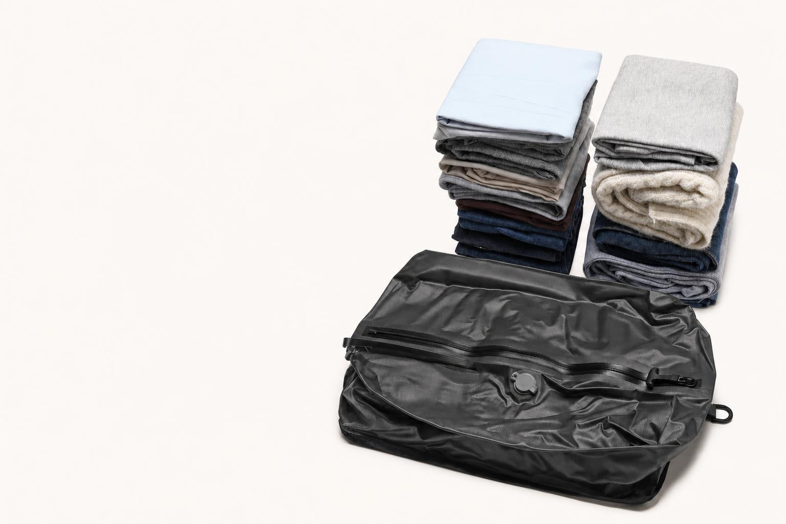 Bolsa de compresión al vacío PackWise junto a ropa doblada